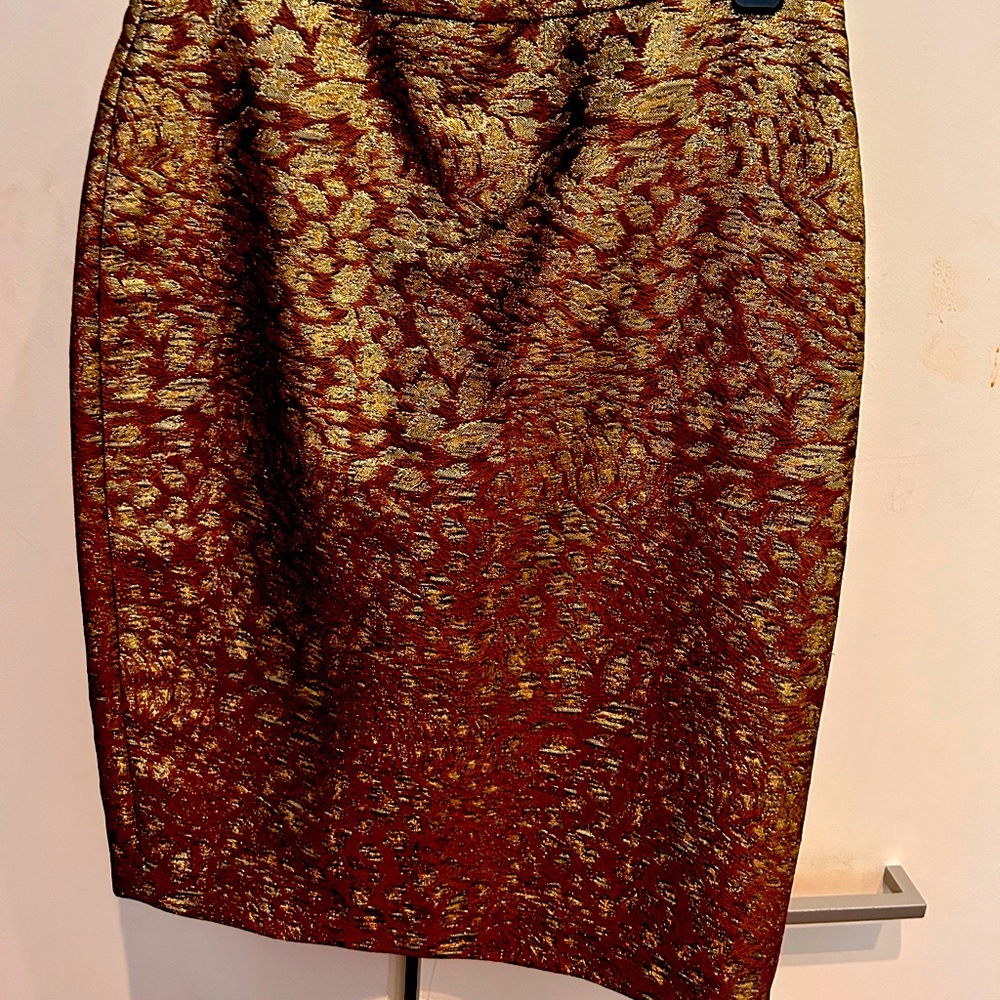 Fab embossed gold pencil skirt.  From Pure Cashmere in the Uk.  Runs large.